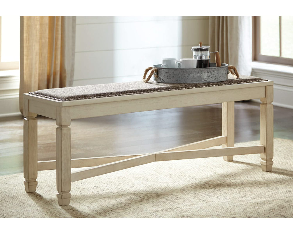 Mesa de comedor Bolanburg con 4 sillas y banco