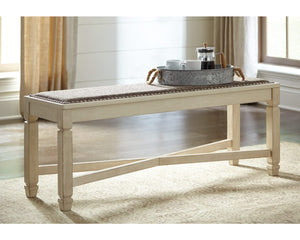 Mesa de comedor Bolanburg con 4 sillas y banco