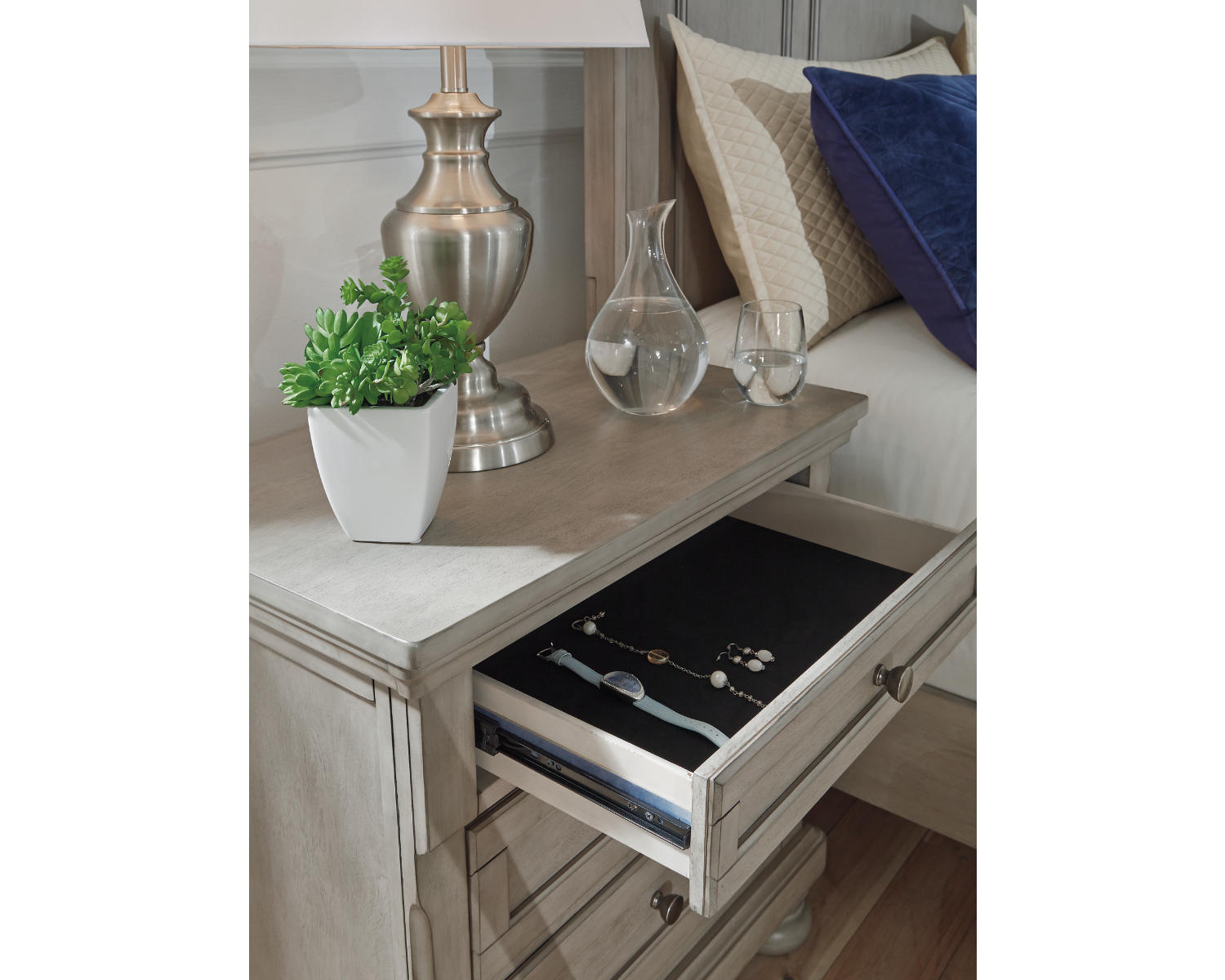 Lettner King Panel Bed with Dresser, Mirror and Nightstand
