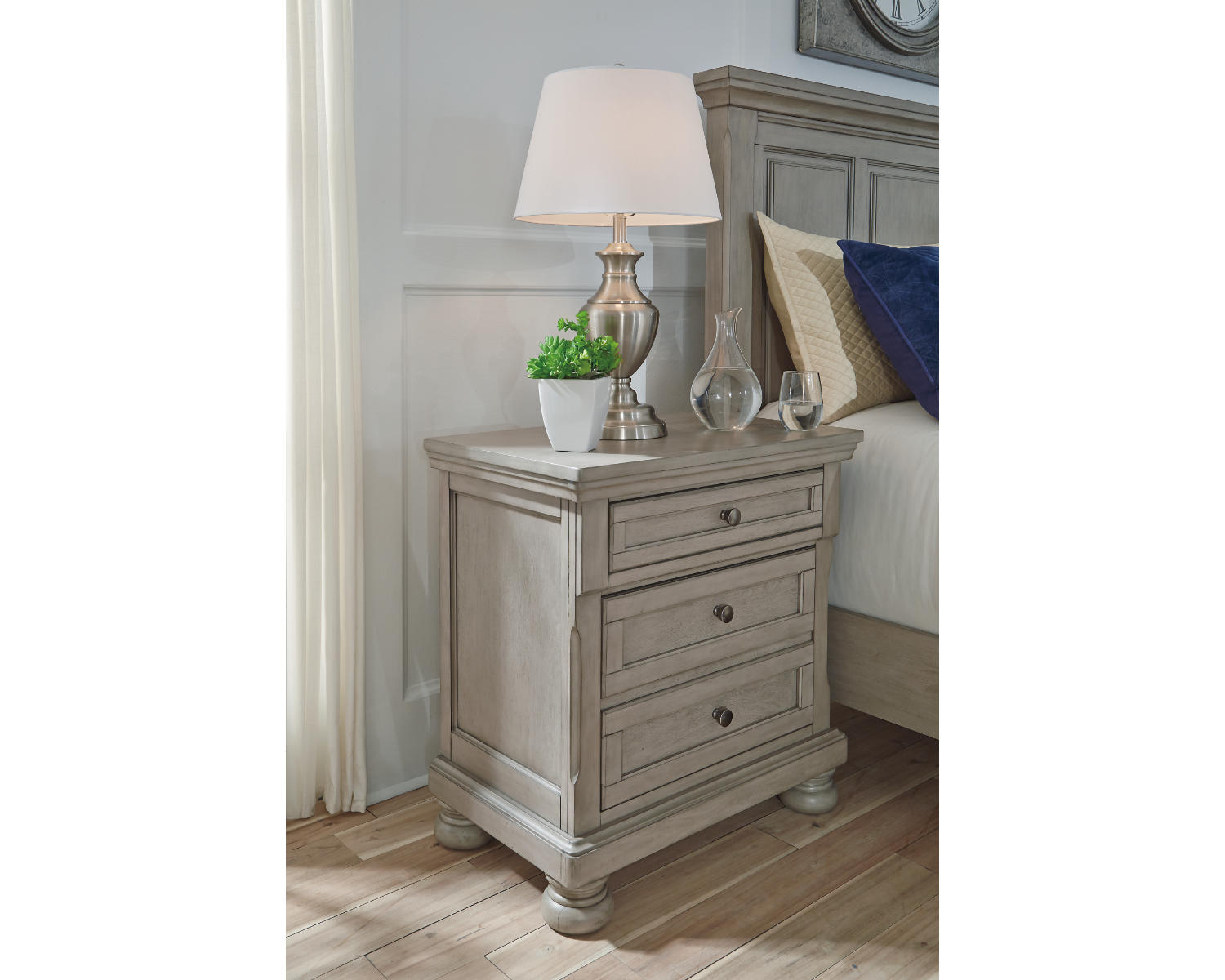 Lettner King Panel Bed with Dresser, Mirror and Nightstand