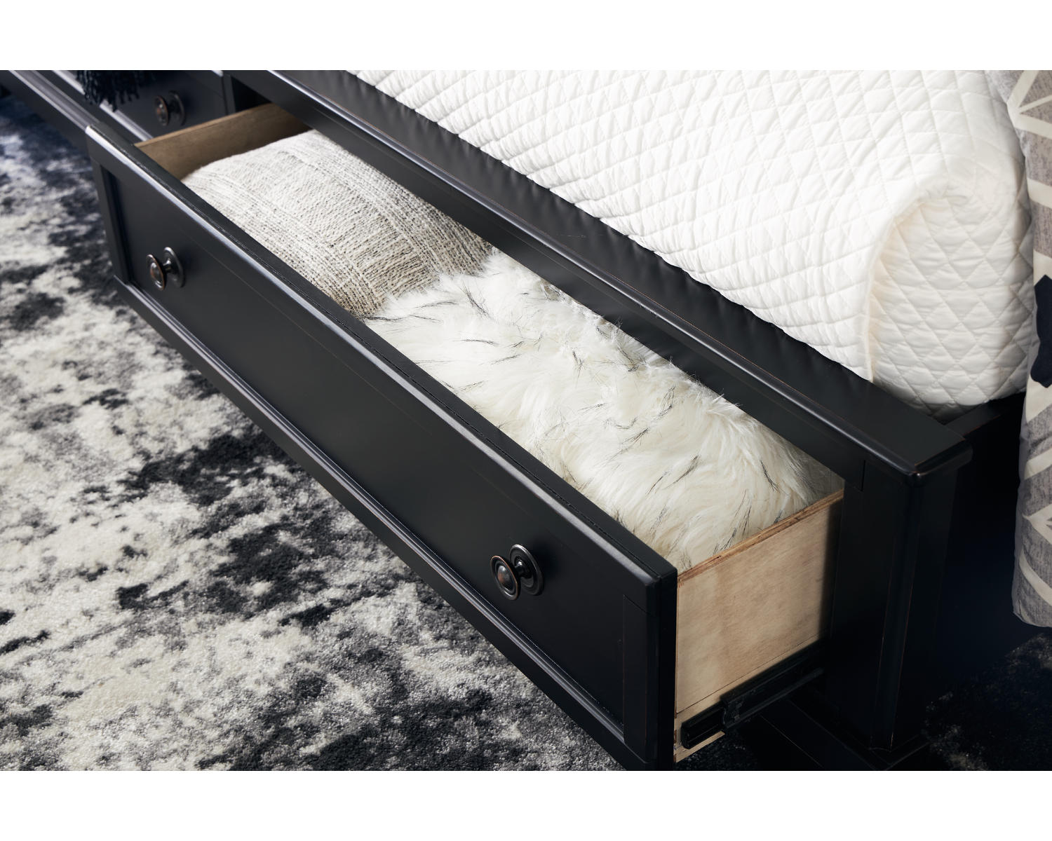 Chylanta King Sleigh Storage Bed