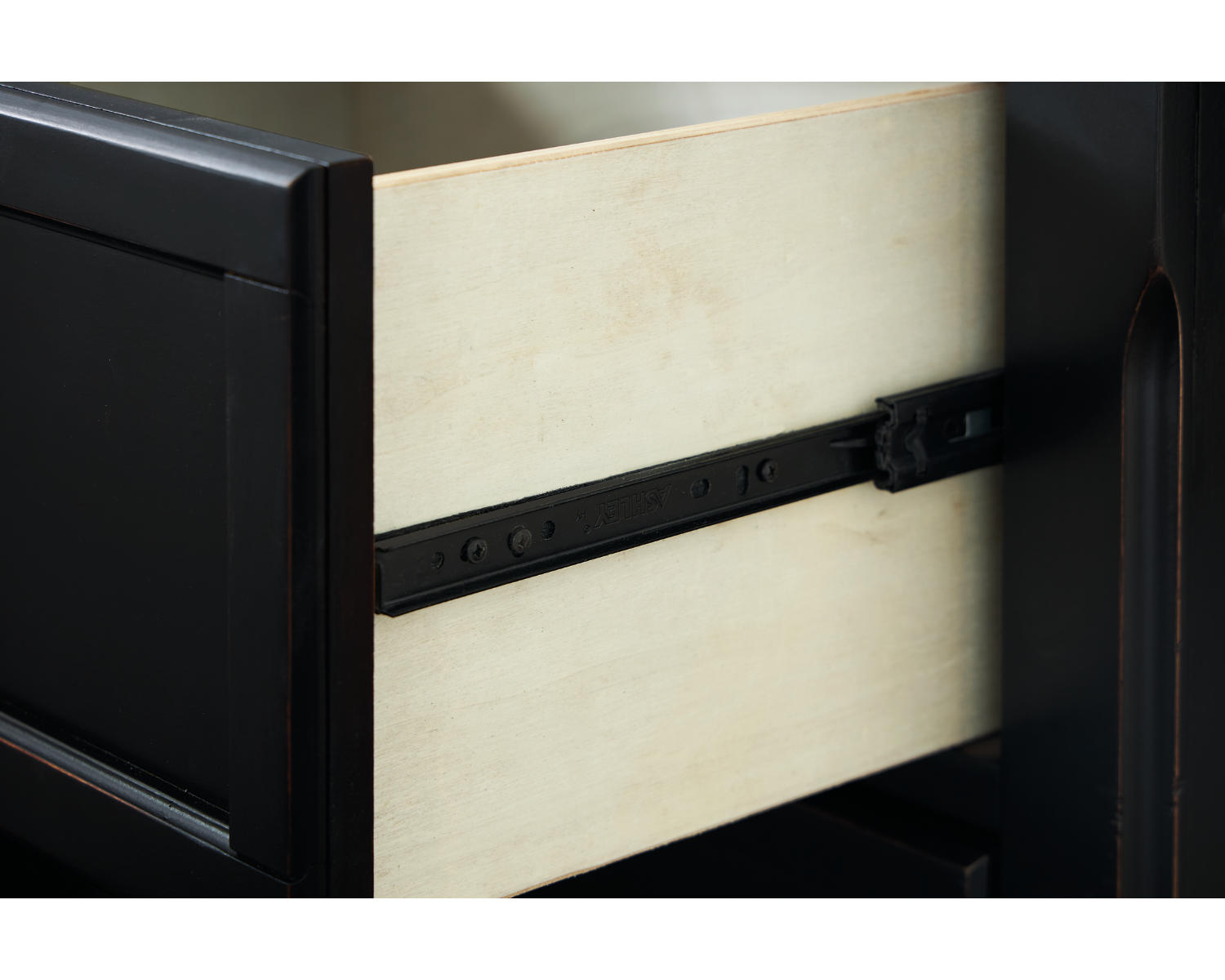 Chylanta Chest of Drawers