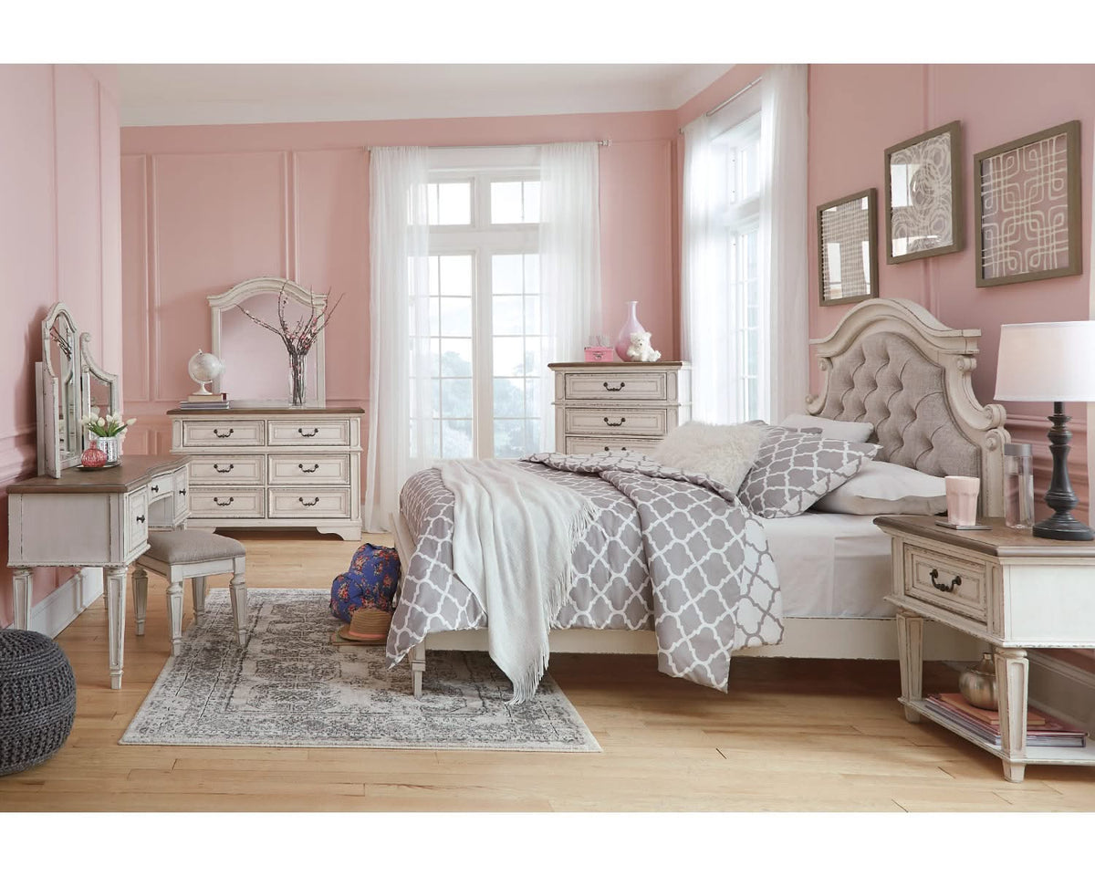 Realyn Full Panel Bed