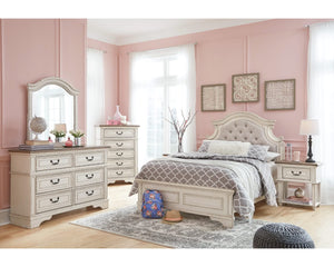 Realyn Full Panel Bed