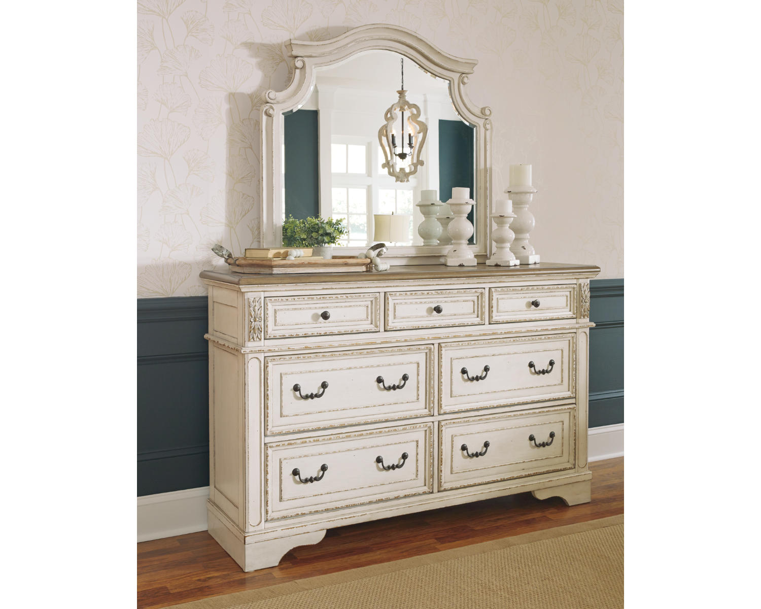 Realyn King Panel Bed, Dresser, Mirror and 2 Nightstands