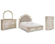 Cama tapizada Realyn California King, tocador, espejo y cómoda
