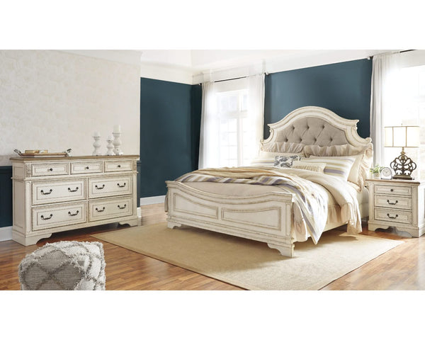 Cama King con paneles Realyn, cómoda y dos mesitas de noche