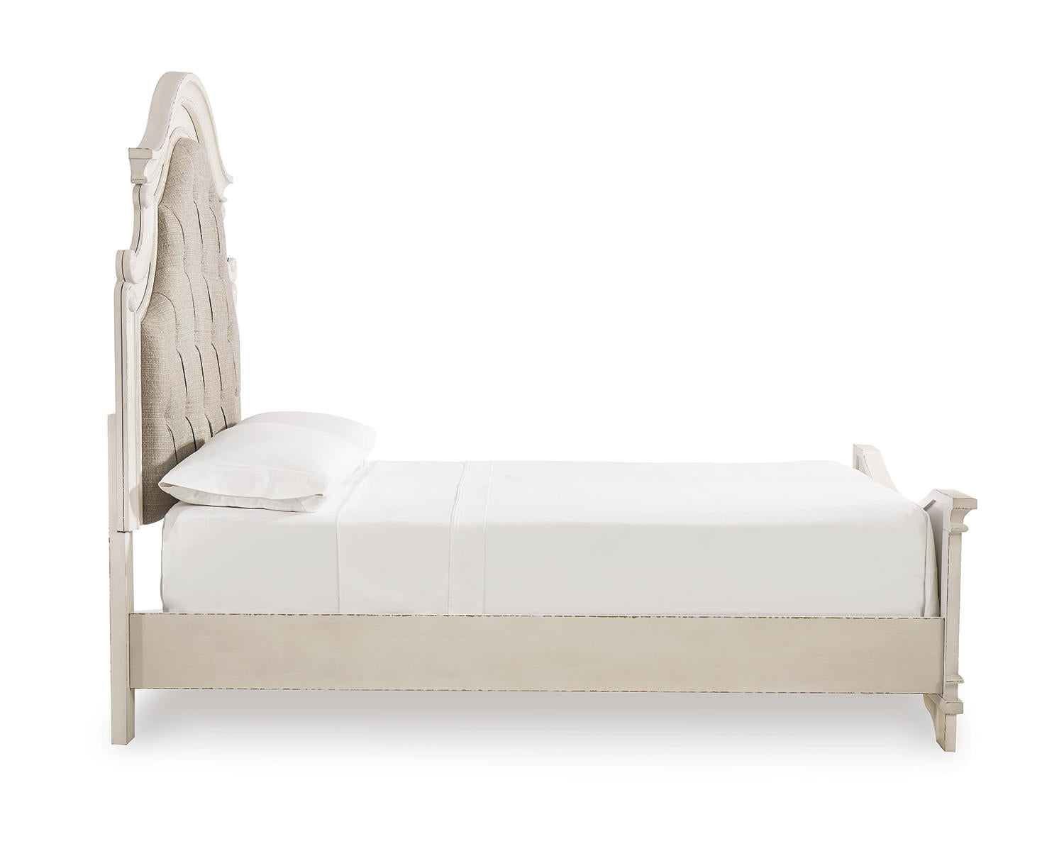 Realyn Queen Panel Bed and Dresser
