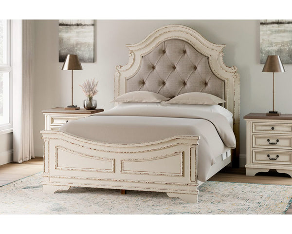 Cama Queen Realyn con paneles tapizados y dos mesitas de noche