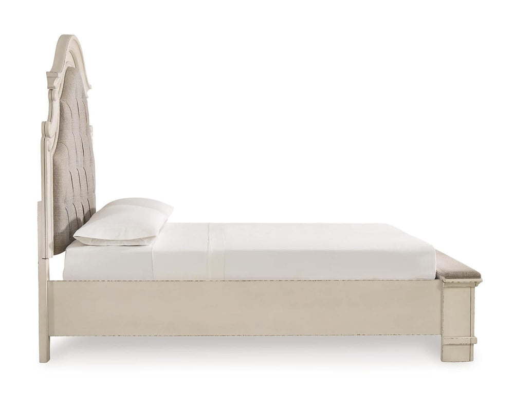 Cama Queen Realyn con paneles tapizados, espacio de almacenamiento, cómoda y mesita de noche