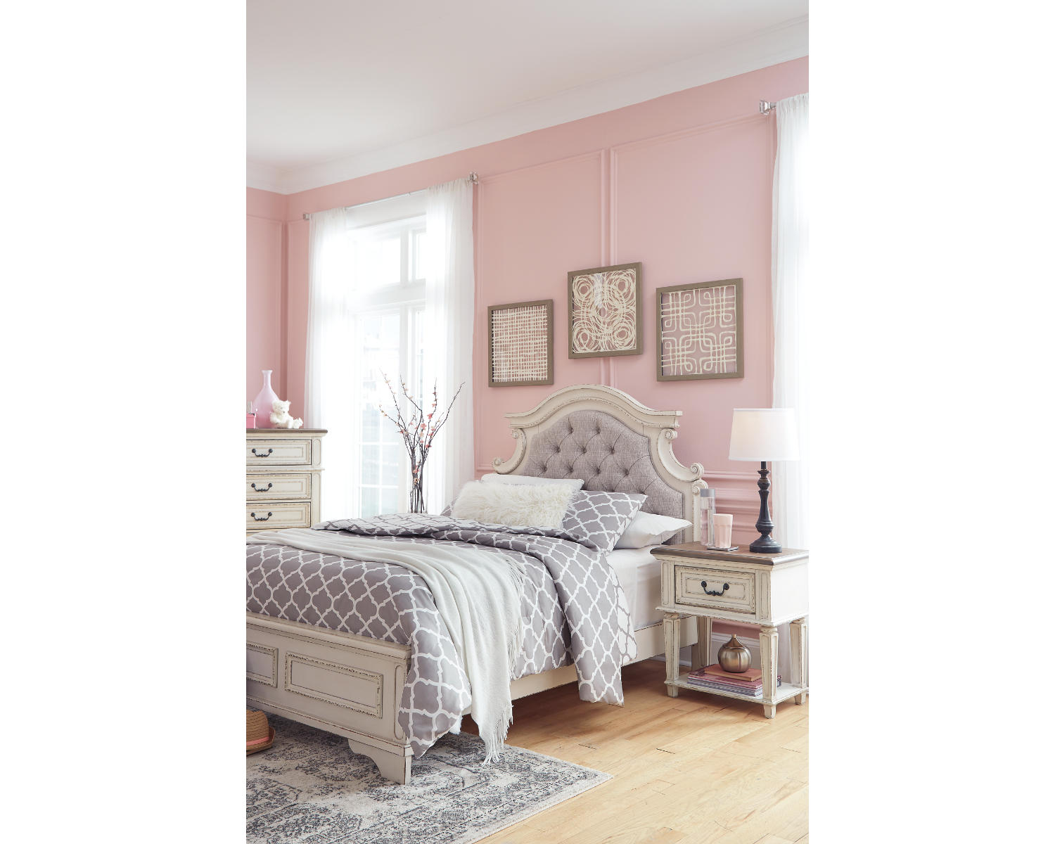 Realyn Full Panel Bed