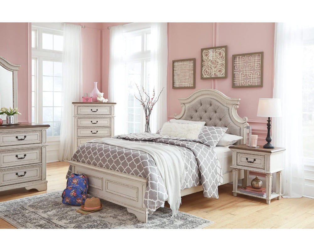 Realyn Full Panel Bed