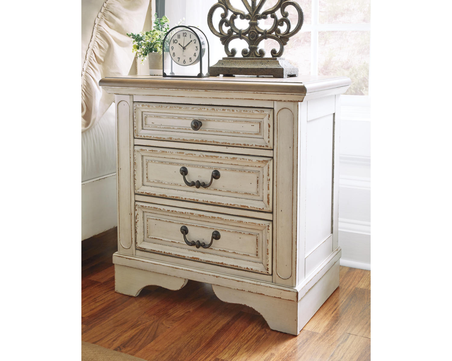Realyn King Panel Bed, Dresser, Mirror and 2 Nightstands