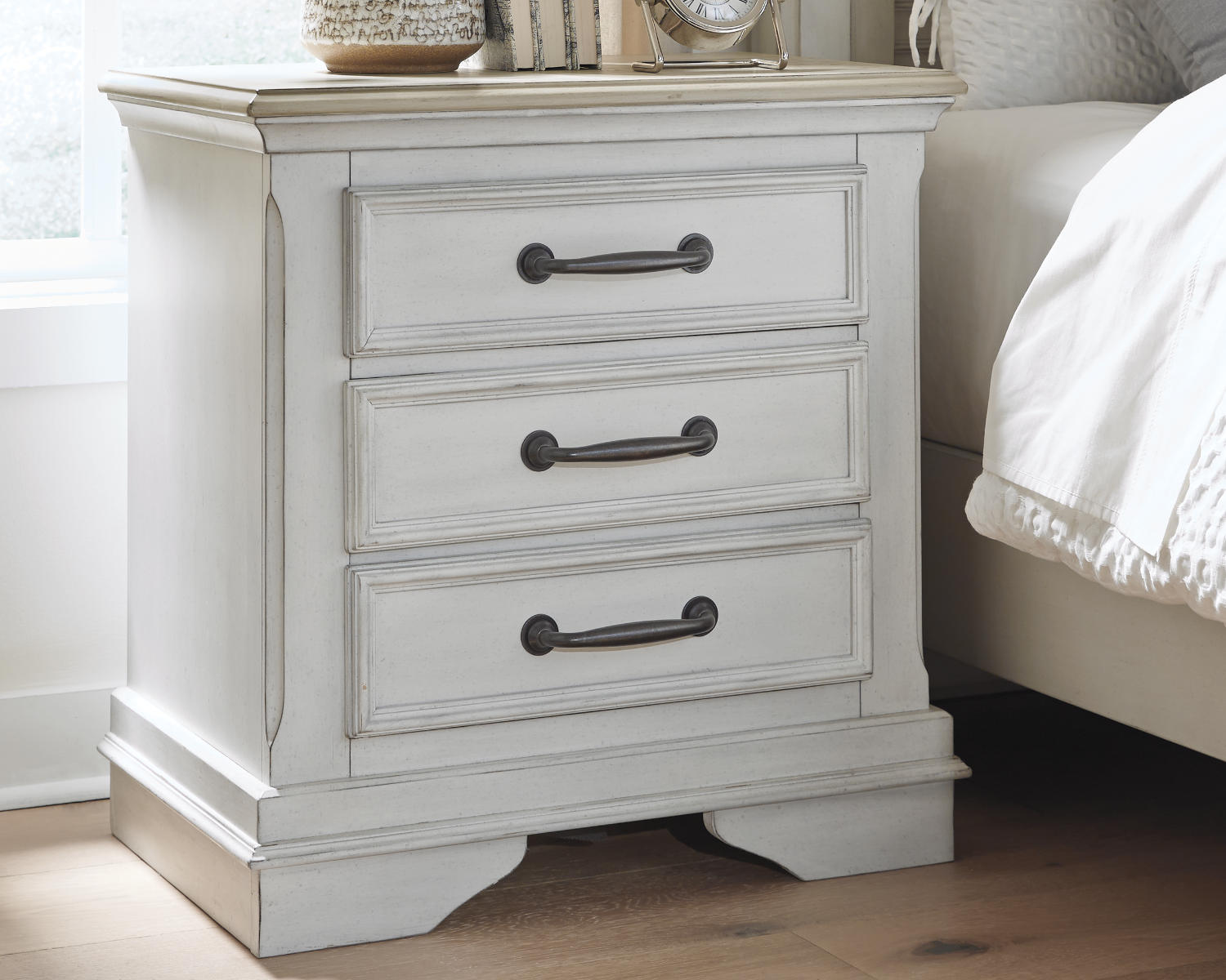 Teganville Nightstand