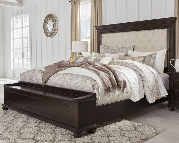 Cama King tapizada Brynhurst con banco de almacenamiento
