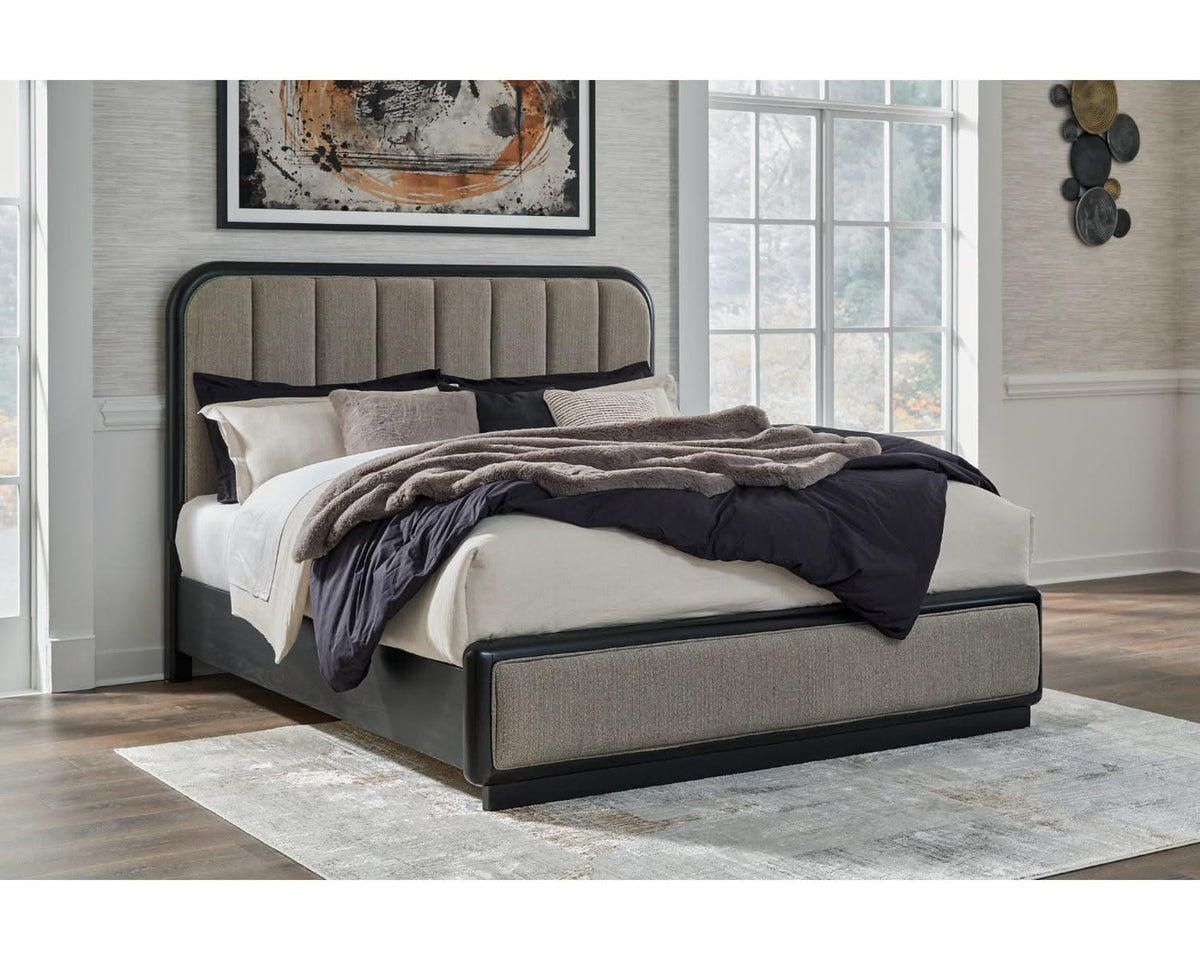 Cama tapizada Rowanbeck California King con paneles
