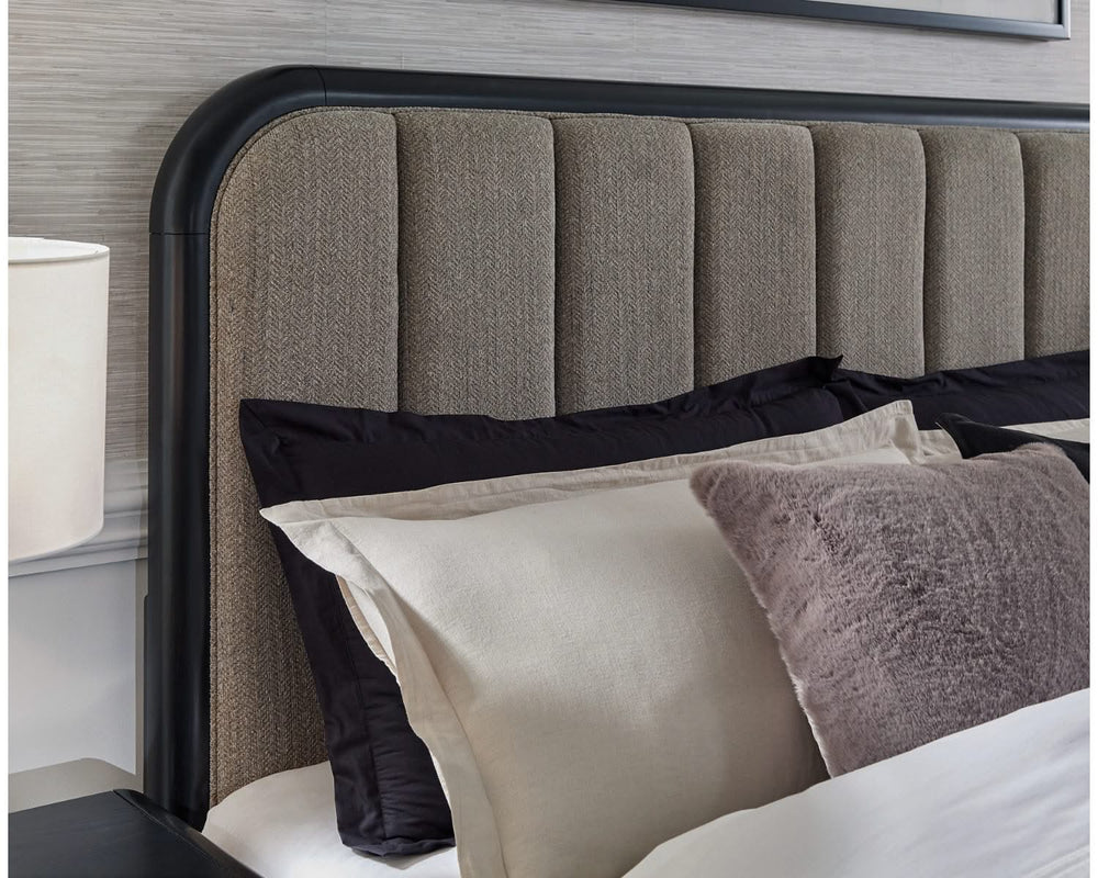 Cama tapizada Rowanbeck California King con paneles
