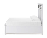 Cama Ashbryn King con paneles, tocador, espejo y dos mesitas de noche