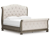 Cama tipo trineo California King de Ardenfield, cómoda y mesita de noche