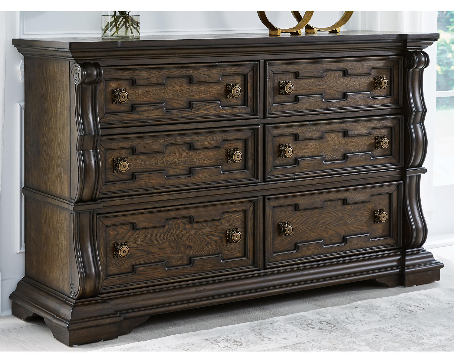 Maylee Dresser