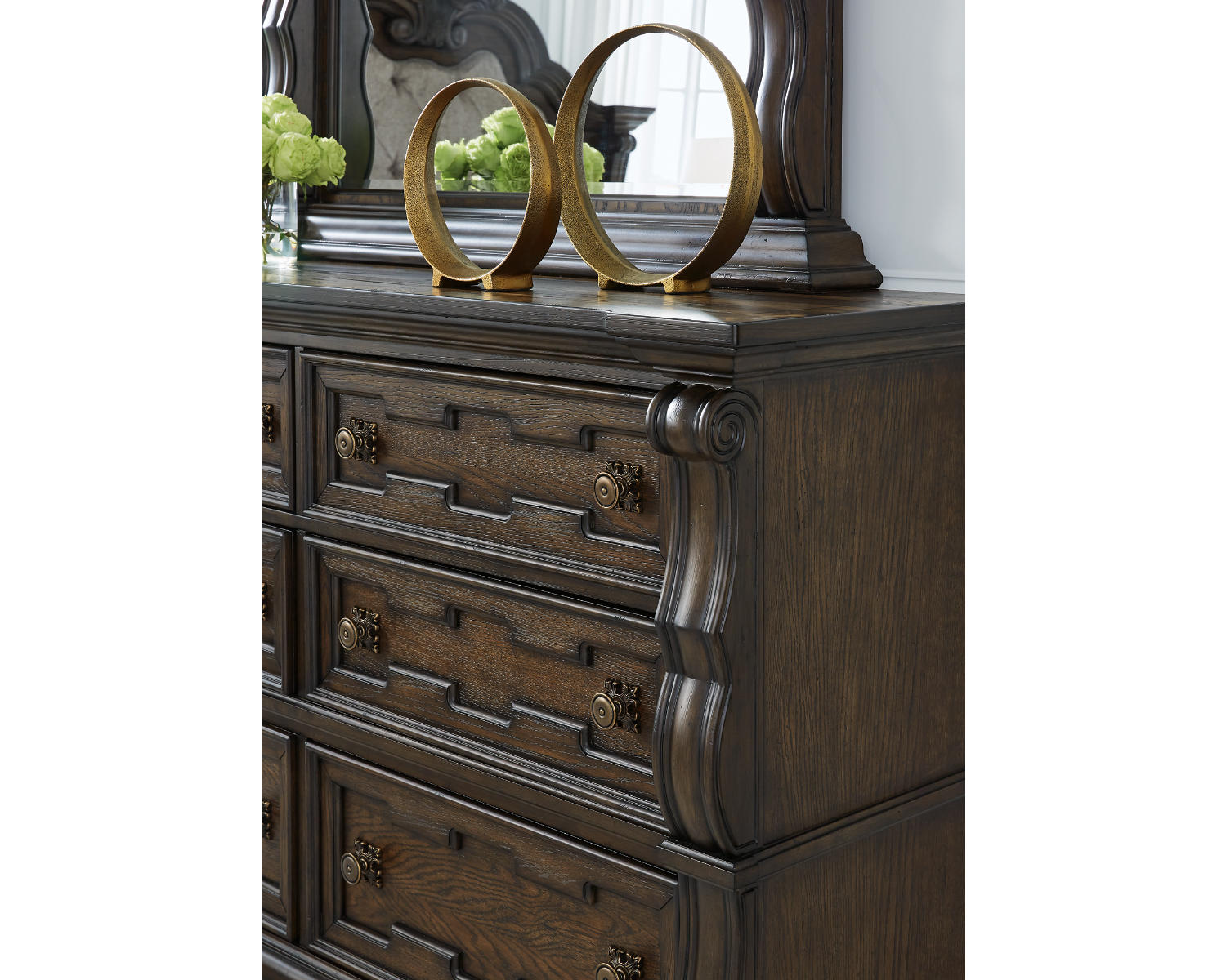Maylee Dresser
