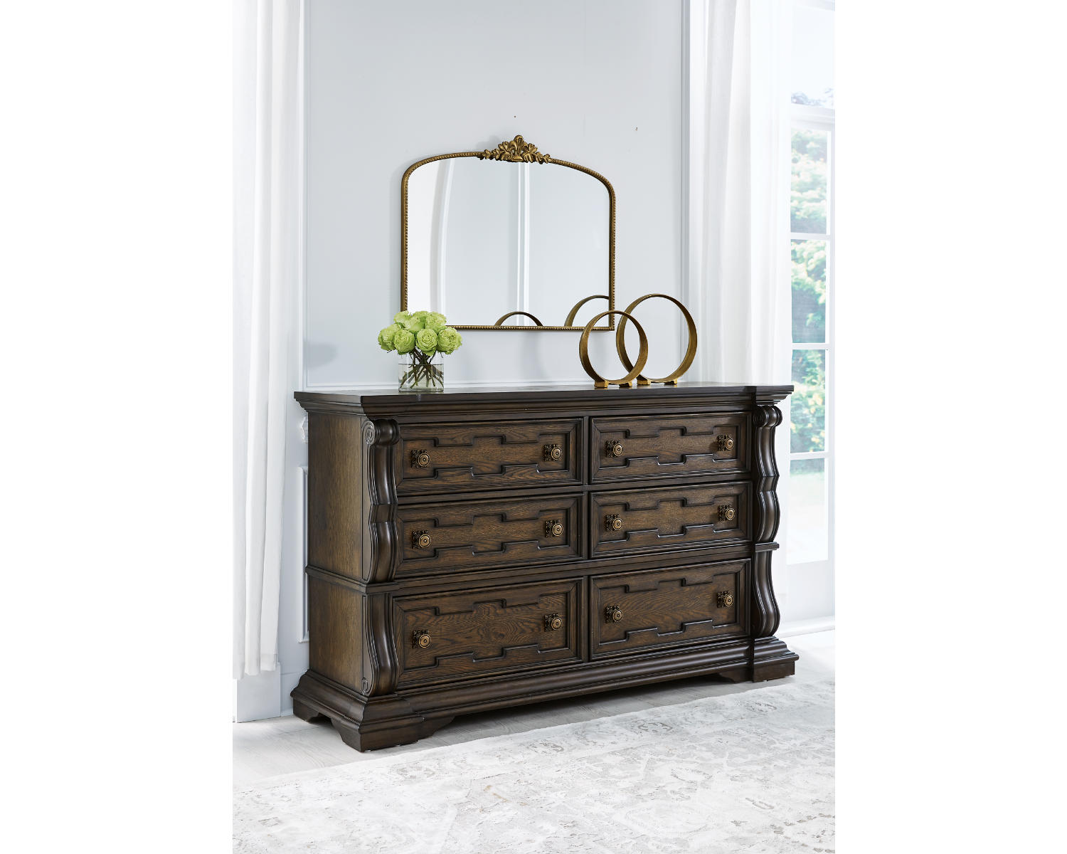 Maylee Dresser