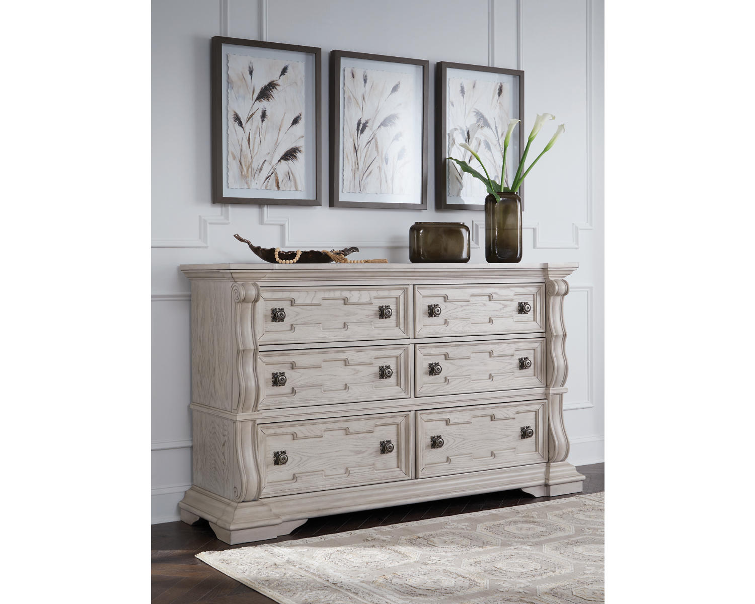 Bruchandi Dresser