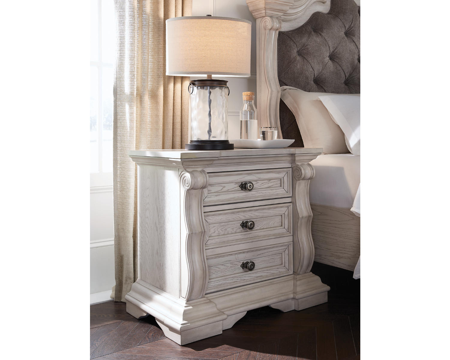 Bruchandi Nightstand