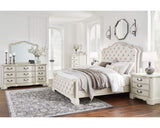 Cama Arlendyne King con paneles, tocador, espejo, cómoda y dos mesitas de noche