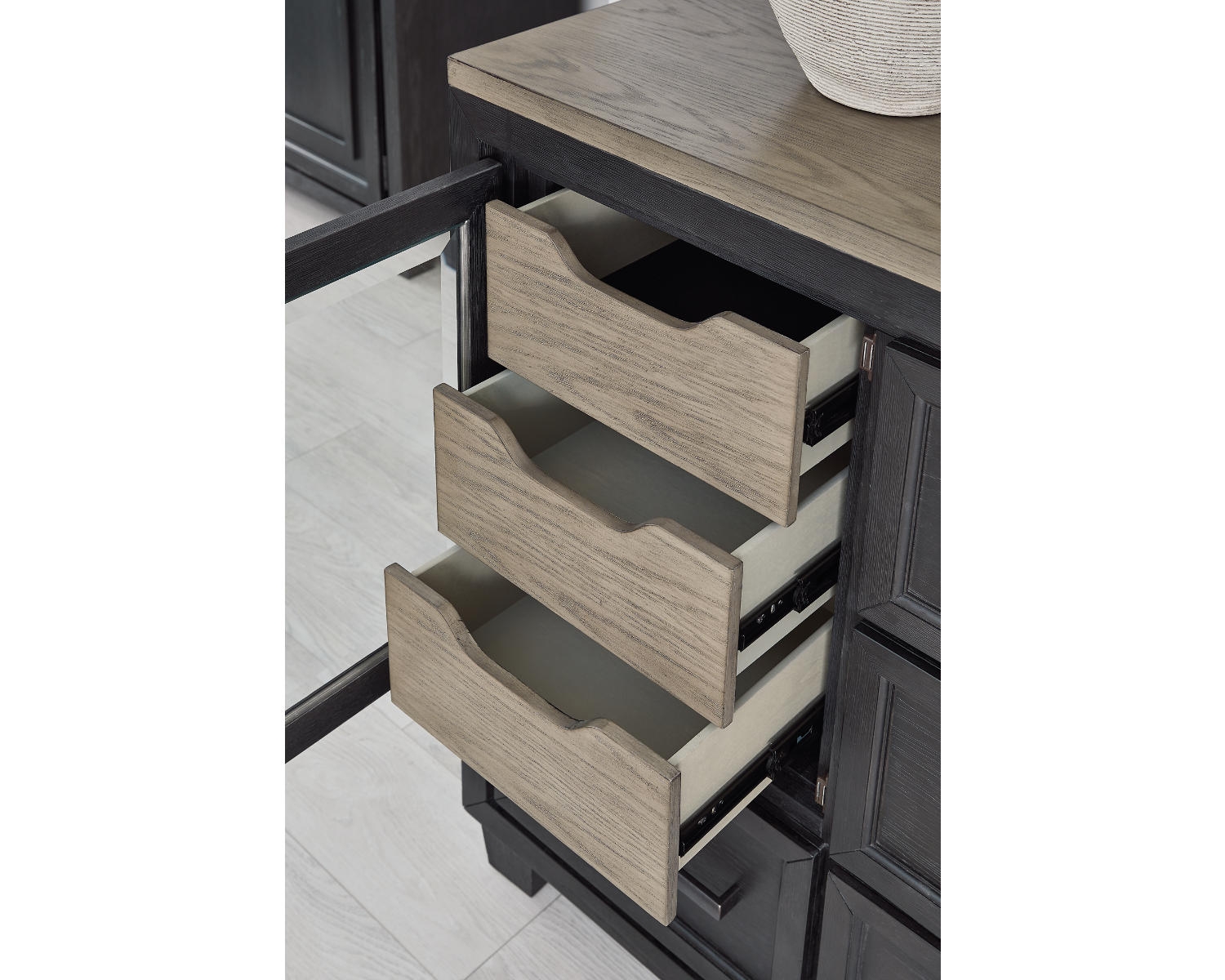 Foyland Dresser