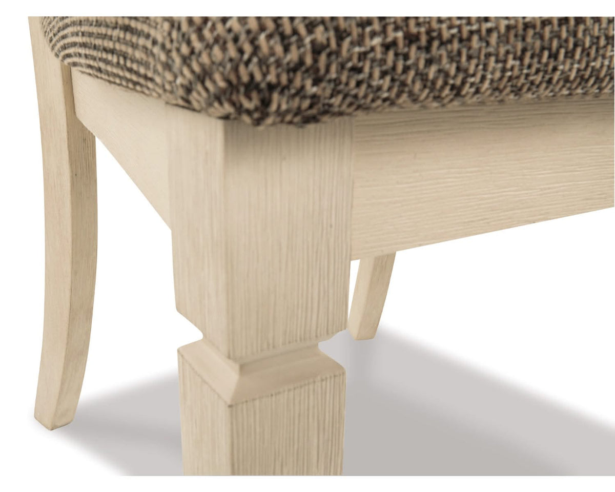 Mesa de comedor Bolanburg con 4 sillas y banco
