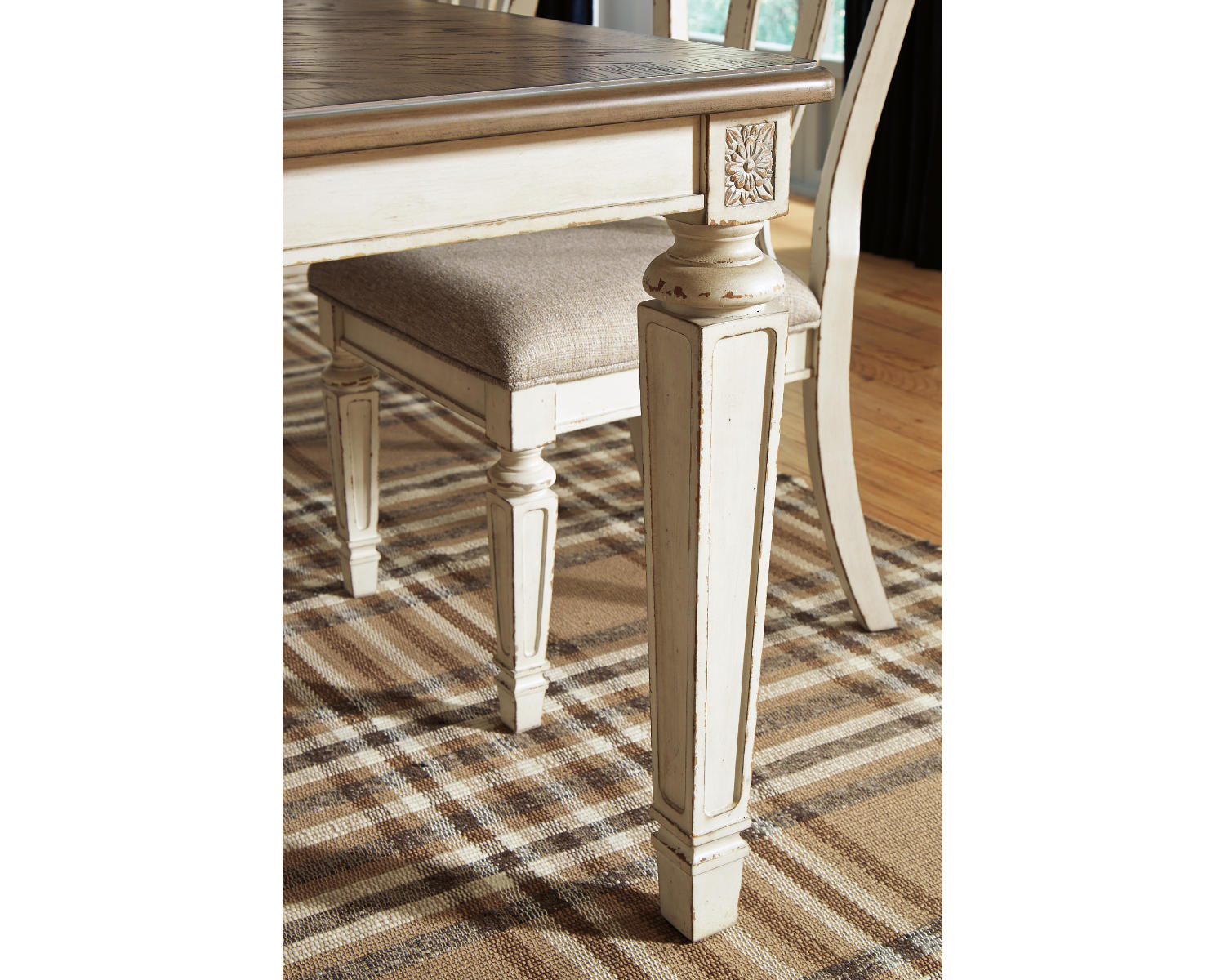 Realyn Dining Extension Table and 8 Chairs
