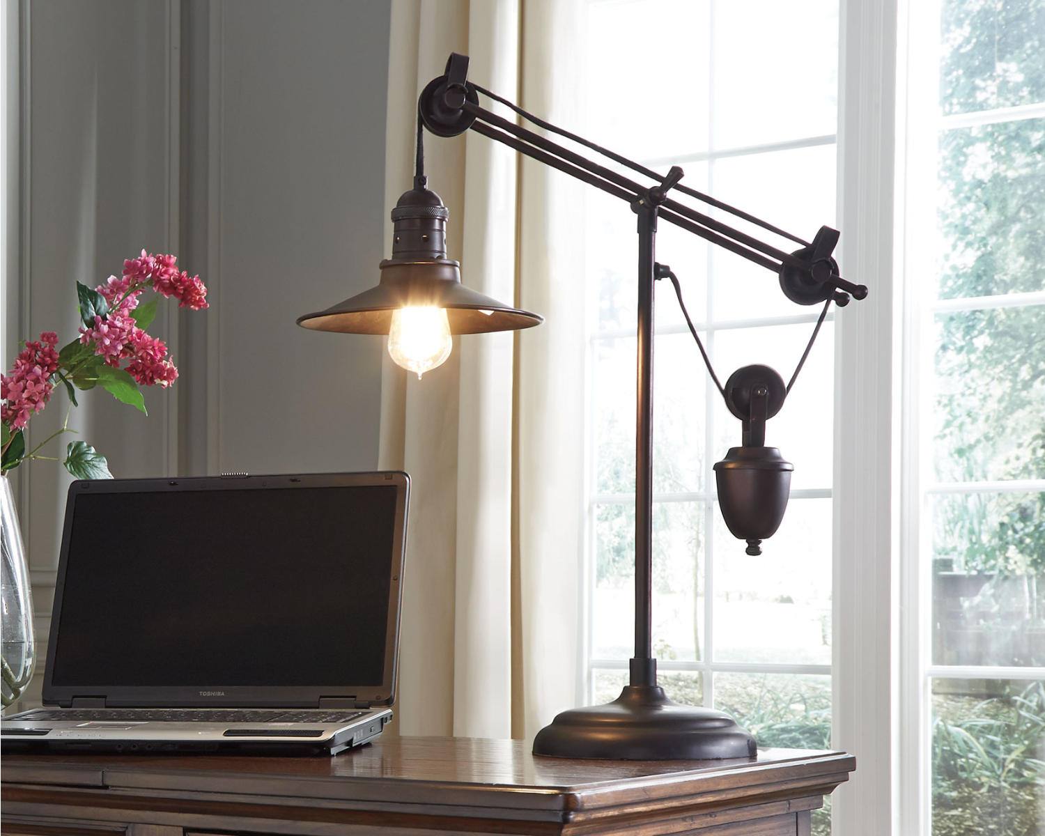Kylen Desk Lamp