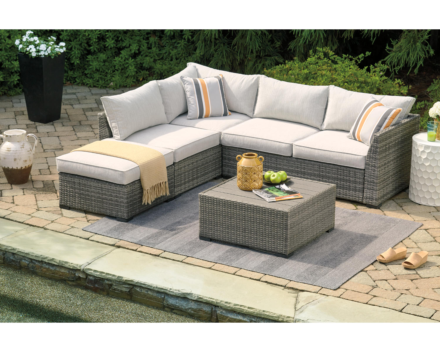Cherry Point 4-piece Outdoor Sectional Set