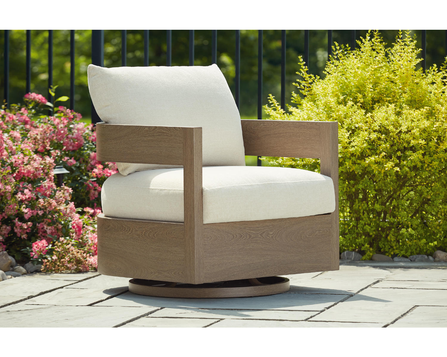 Serene Bay Outdoor Swivel Glider Chair with Cushion