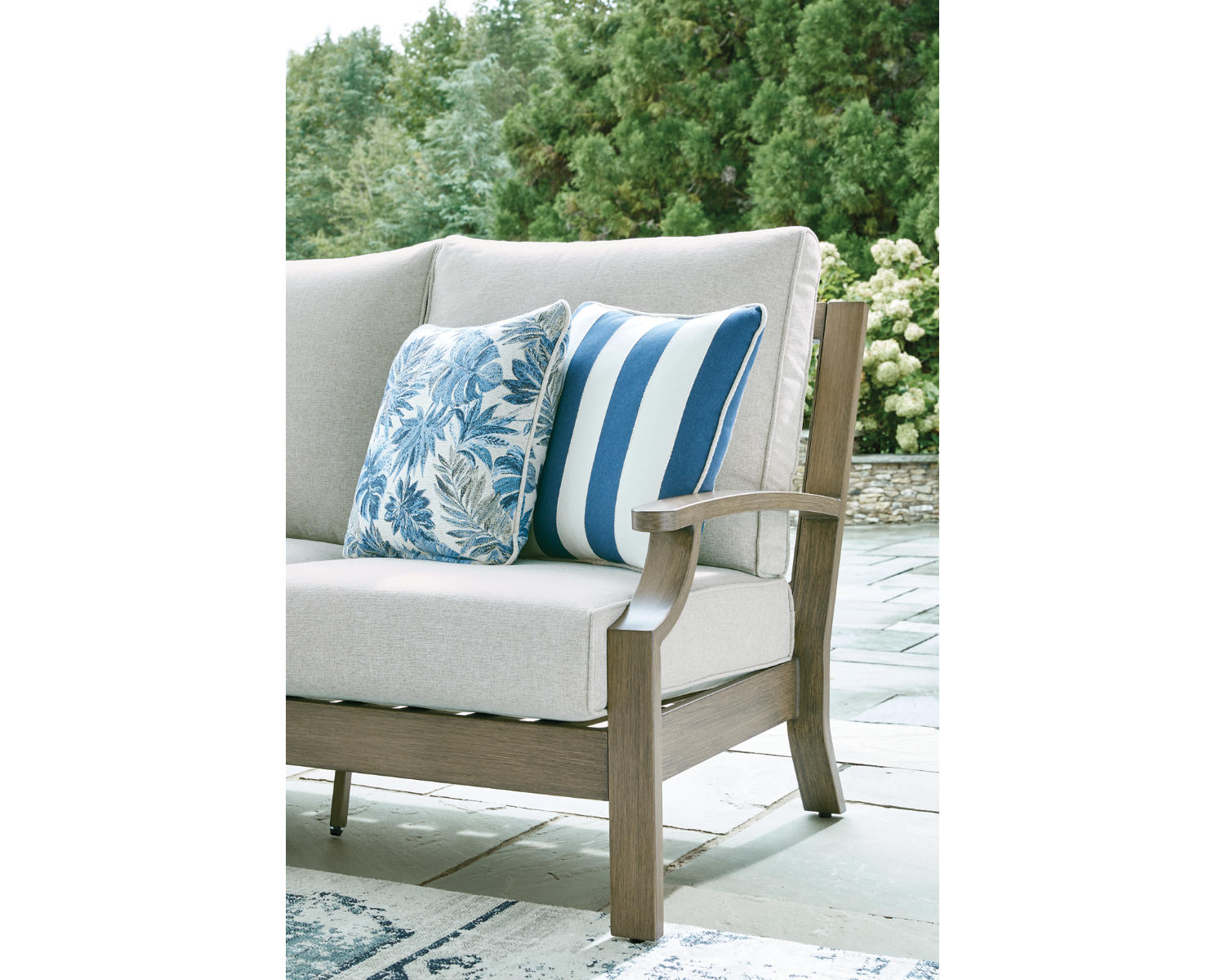 Rainier Ranch Outdoor Sofa with Cushion
