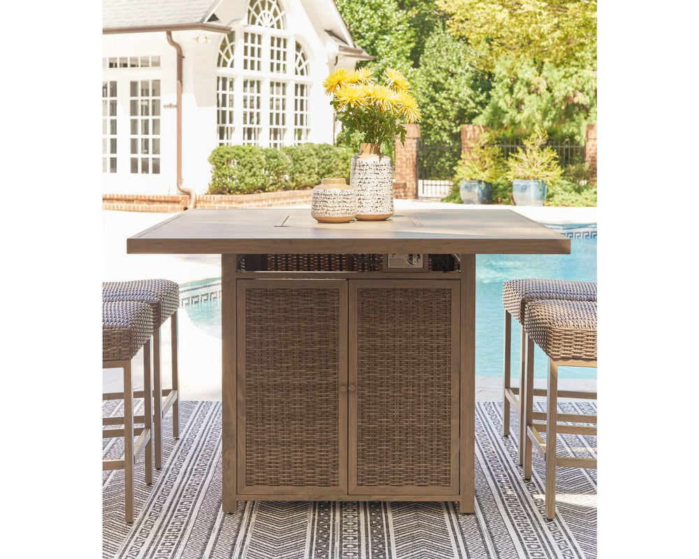 Mesa de bar al aire libre con fogata de Walton Bridge