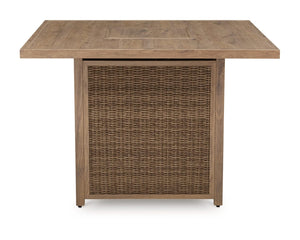 Mesa de bar al aire libre con fogata de Walton Bridge
