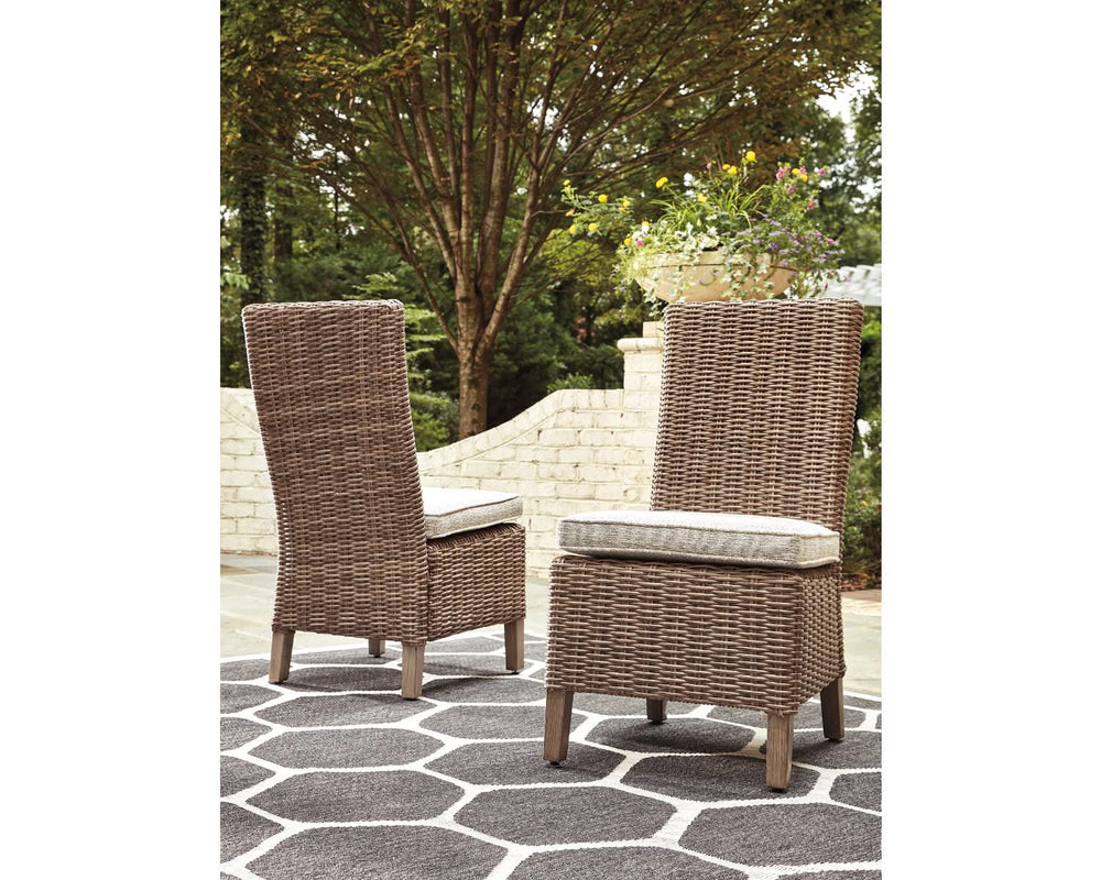 Mesa de comedor de exterior Beachcroft con 2 sillas y 2 bancos 