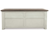 Mesa de centro Bolanburg con mesa auxiliar y mesa auxiliar junto a la silla