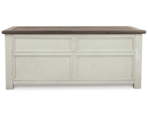 Mesa de centro Bolanburg con mesa auxiliar y mesa auxiliar junto a la silla