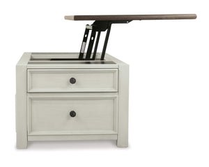 Mesa de centro Bolanburg con mesa auxiliar y mesa auxiliar junto a la silla