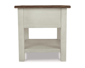 Mesa de centro Bolanburg con mesa auxiliar y mesa auxiliar junto a la silla