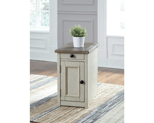 Mesa de centro Bolanburg con mesa auxiliar y mesa auxiliar junto a la silla