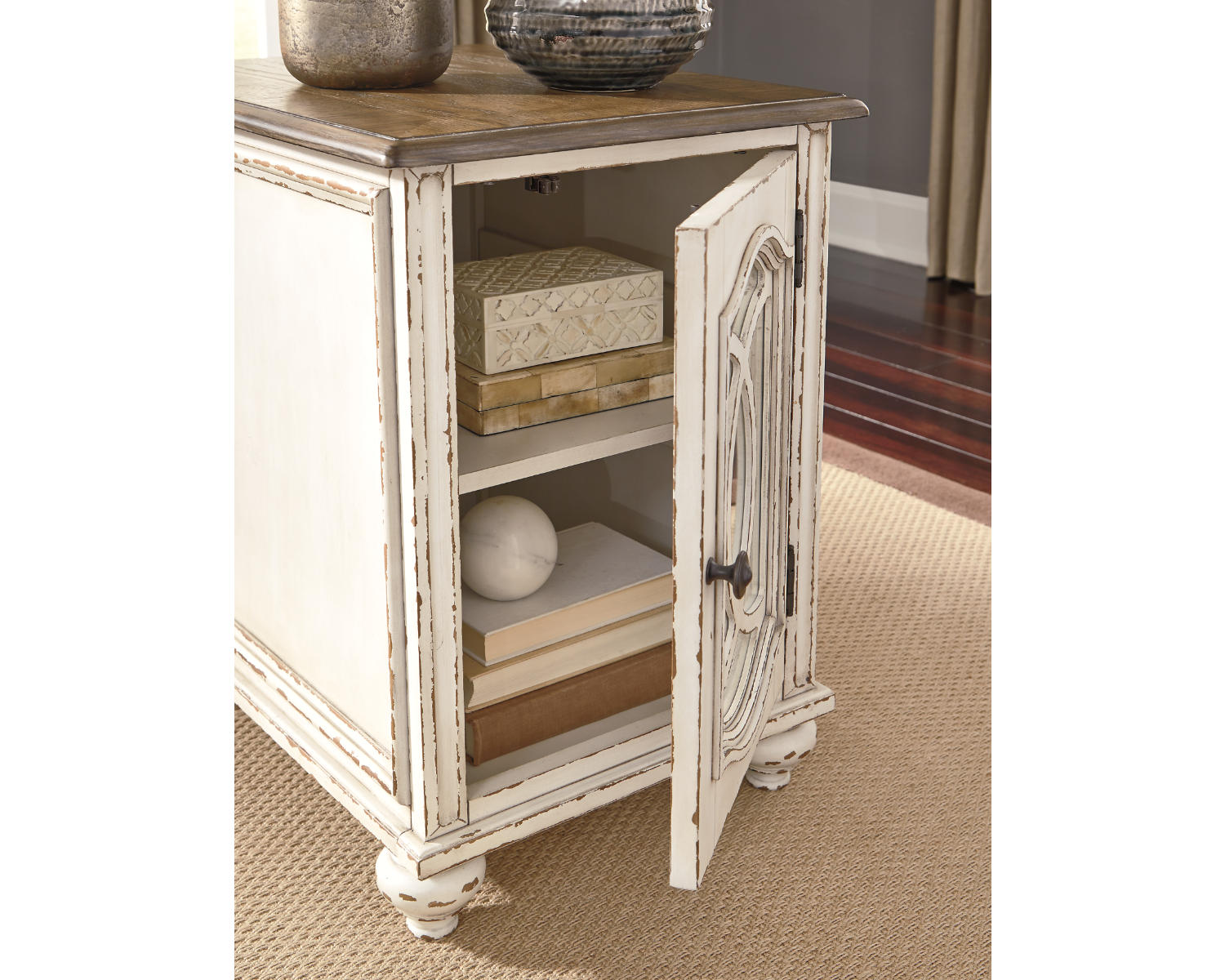 Realyn Chairside End Table