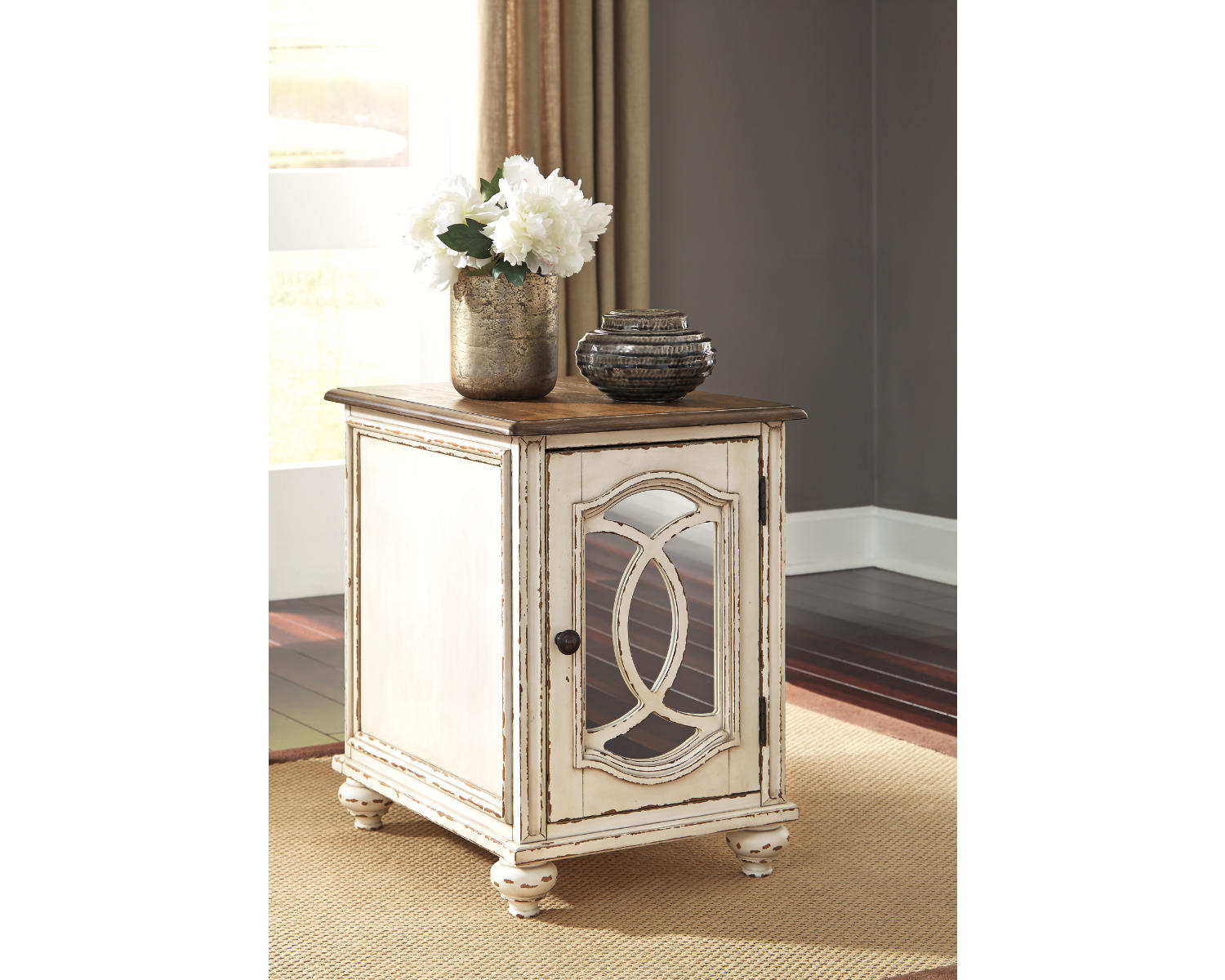 Realyn Chairside End Table