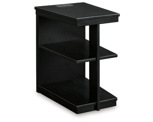 Mesa de centro Winbardi y dos mesas auxiliares junto a la silla
