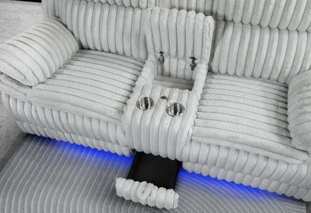 Sofá y loveseat Courtney exclusivos de Mikano U8686 con la colección Emersive Experience