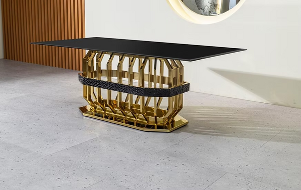 Mesa de vidrio negro con detalles Goal y base con sillas