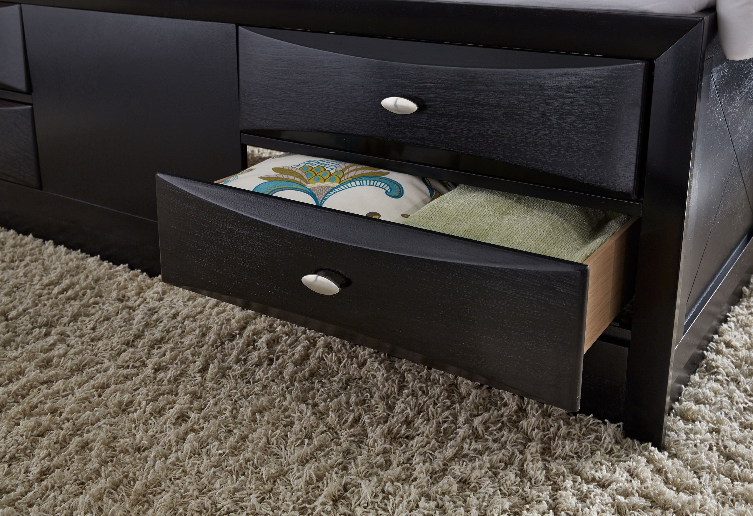 LINDA BLACK QUEEN BED